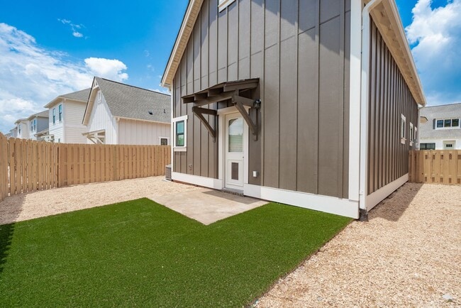 Building Photo - One Bedroom Cottage with Fenced Backyard!