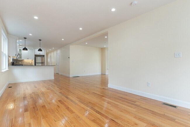 Building Photo - 48 W Tremlett St