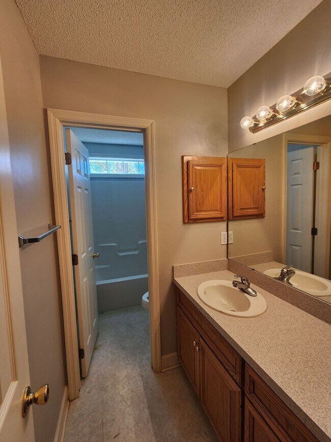 Building Photo - Spacious 4BR Home with New LVP Flooring an...