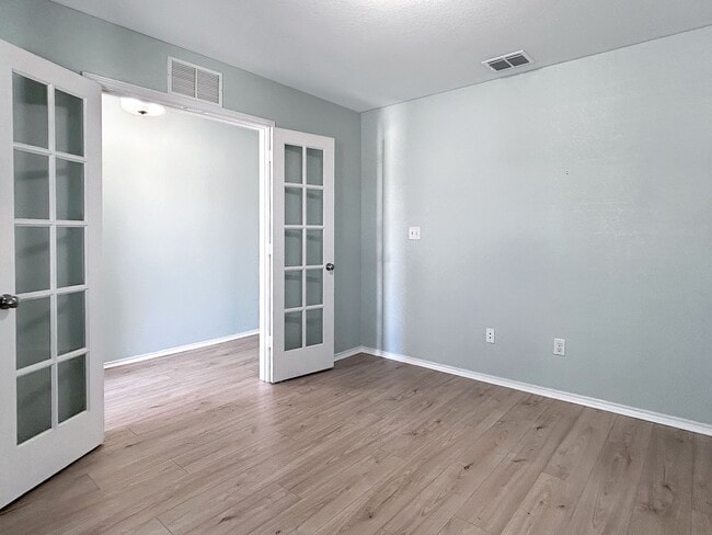 Building Photo - Far West Side 3BR Home with Study, Island Kitchen & Covered Patio