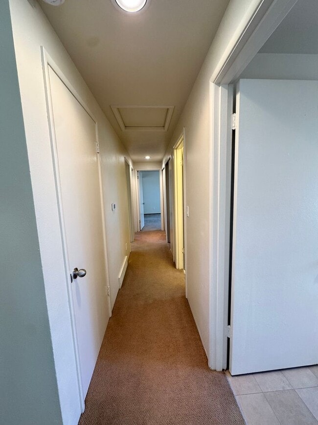 Building Photo - Mid-century modern view 3 bed house on top private drive with view of valley