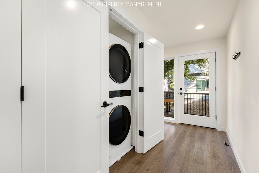 Building Photo - 2024E NE 85th St