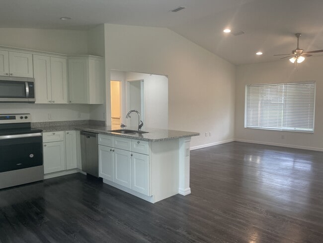 Building Photo - 15 Larch Cse