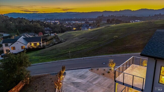 Building Photo - 1580 Clear Ridge Dr