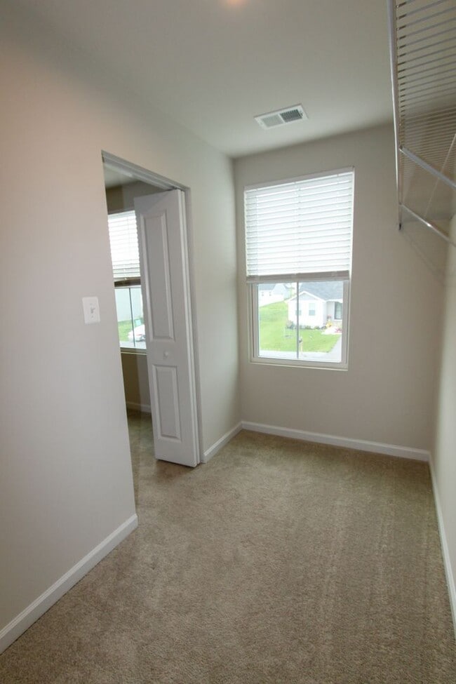 Building Photo - 4 Bed, 2.5 Single Family Home in Bunker Hi...