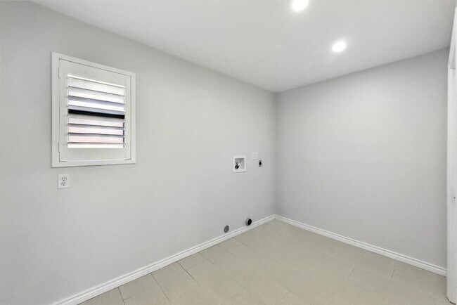 Building Photo - 6903 Moonmont Dr