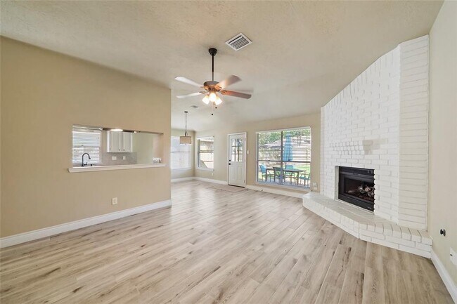 Building Photo - 2911 Parkwood Manor Dr