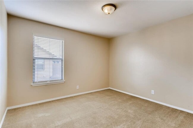 Building Photo - Large 4 Bedroom 3.5 Bath Now Avaliable