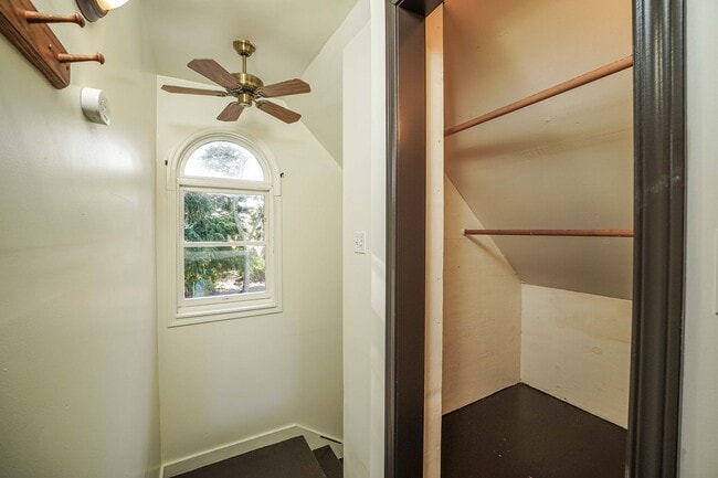 Building Photo - 2 Bedroom 1.5 Bath Farm House