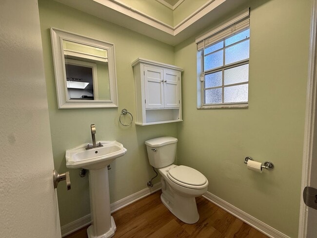 Building Photo - Spacious 2-bedroom, 1.5-bath end-unit townhouse in Carriage House