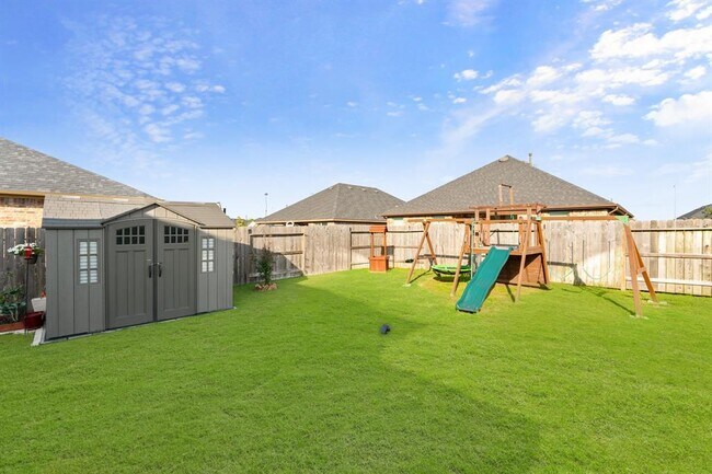 Building Photo - 515 Round Lake Dr