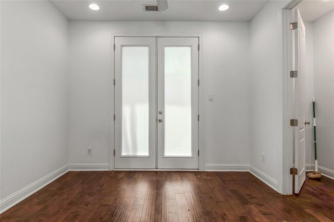 Building Photo - 611 Mazal Ln