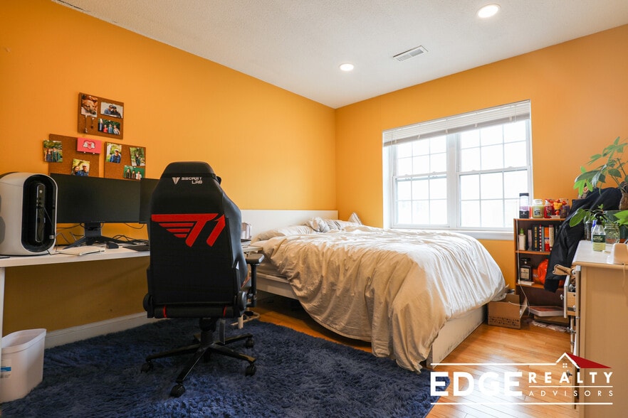 Building Photo - 178 Lake Shore Rd