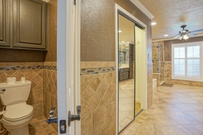 Building Photo - 2108 Lakeway Dr