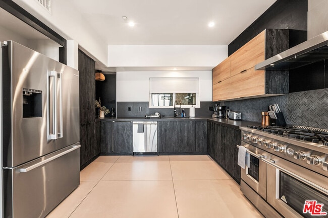 Building Photo - 8425 Hillside Ave