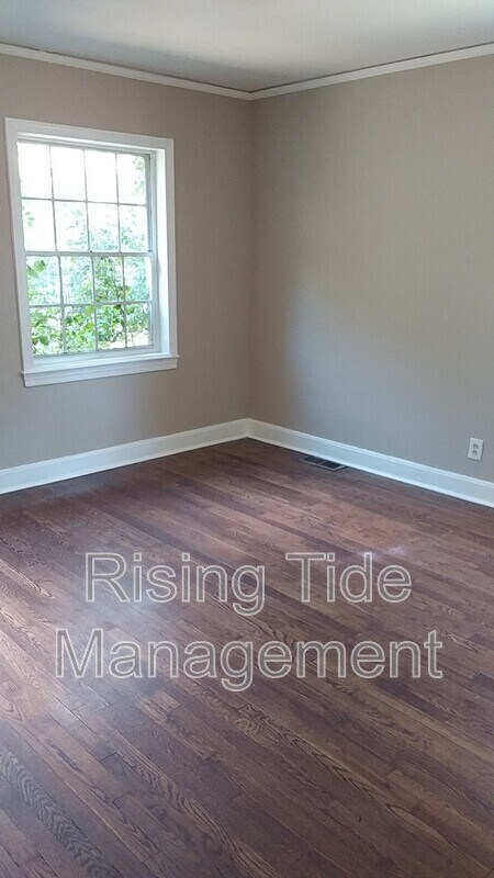 Building Photo - 229 Pinewood Ave