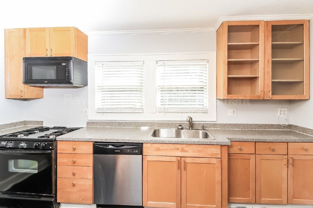 Building Photo - 370 Haas Ave SE