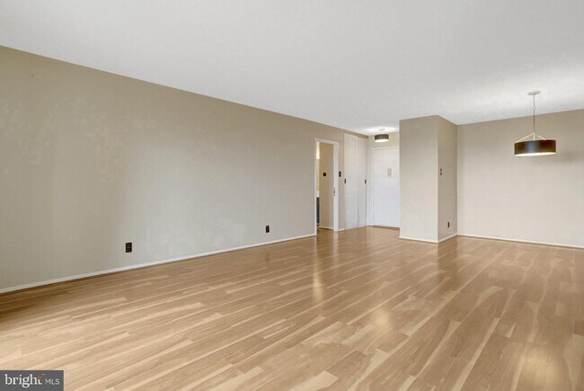 Building Photo - 307 Yoakum Pkwy