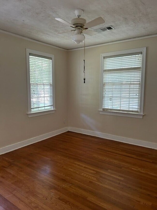 Building Photo - Beautiful Spacious Updated Home In Belhave...