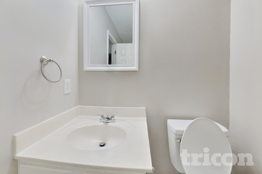 Building Photo - 1017 Woodland Pointe Dr