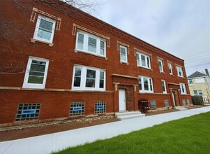 Building Photo - 243 W 74th St