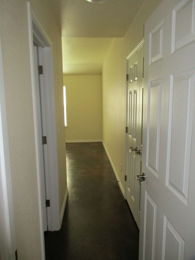 Building Photo - 3/2 Brick Home in Lampasas