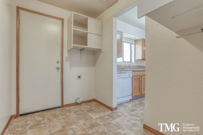 Building Photo - Charming Duplex with Garage Near the Washo...