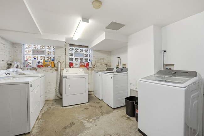 Building Photo - 1928 W Addison St