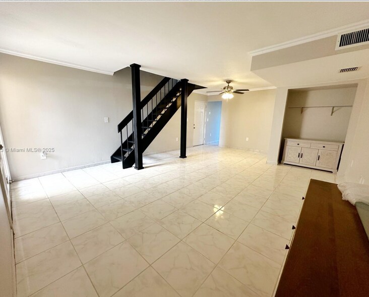 Building Photo - 9009 NE 4th Avenue Rd