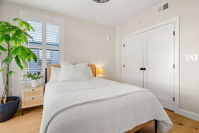 Building Photo - 722 E 5th St