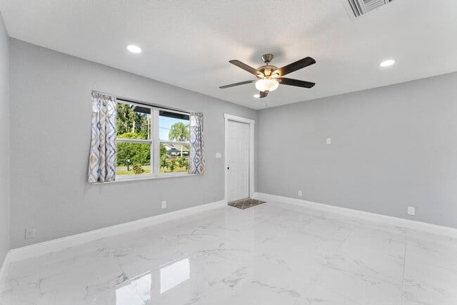 Building Photo - 3910 N 147 Ave