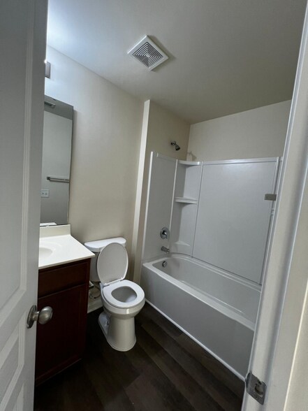 Building Photo - 8526 Quarton Dr