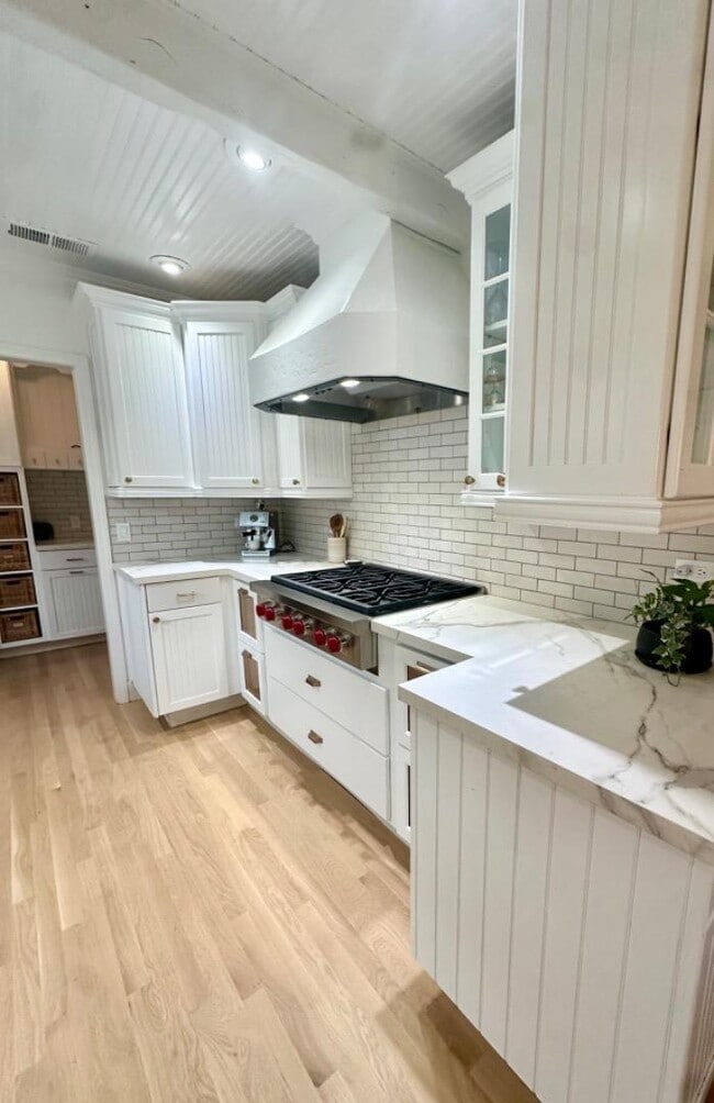 Building Photo - 456 King St