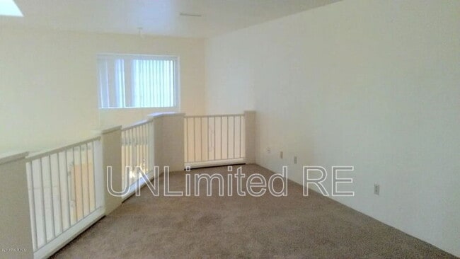 Building Photo - 3285 N Hedgewood Dr