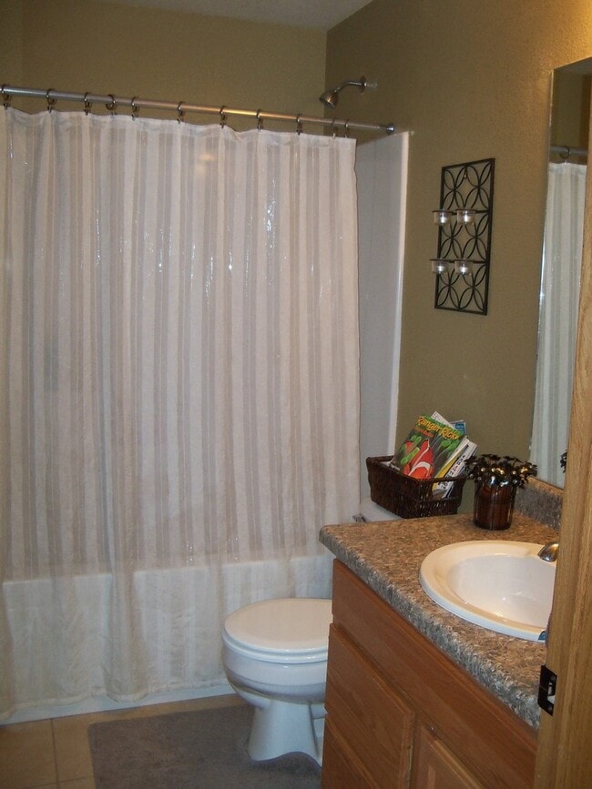 Building Photo - 4 BEDROOM | 3 BATH | TRI-LEVEL HOUSE | RAP...