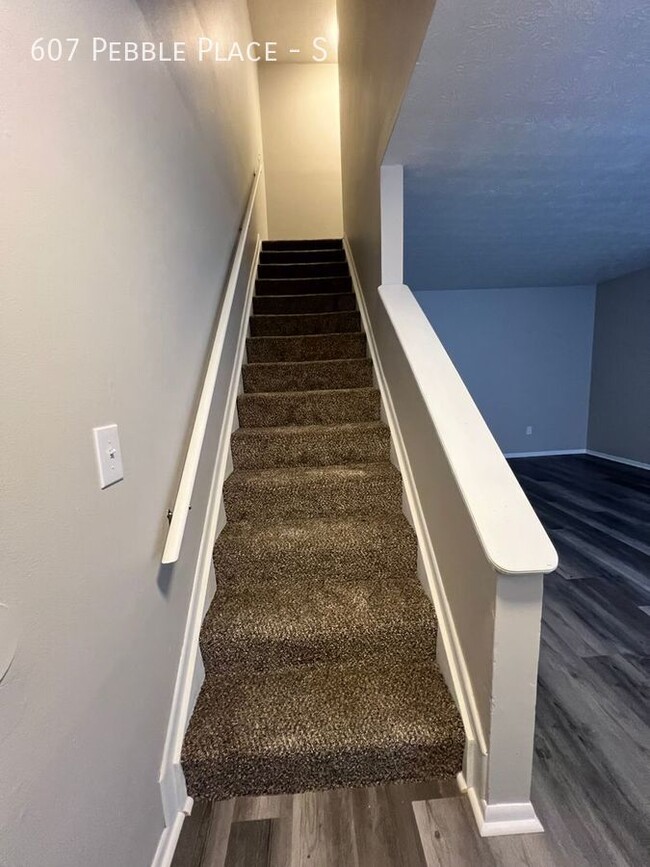 Building Photo - 607 Pebble Pl Dr