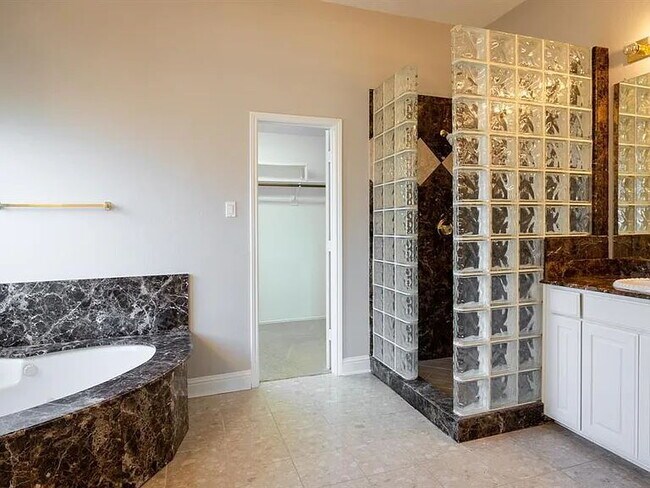 Building Photo - Beautiful 4 bedroom 3 bath home in a quiet...