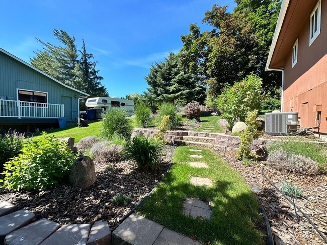 Building Photo - Stunning 3 Bedroom and 3 Bathroom Home, La...