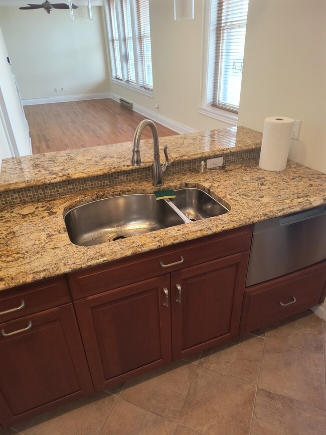 Building Photo - 535 Main St