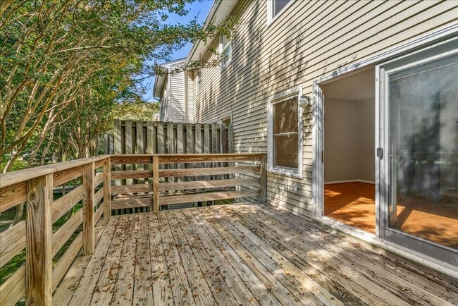 Building Photo - Bright 2 Bedroom Townhome in Williamsburg VA with Finished Lower Level & Private Balcony