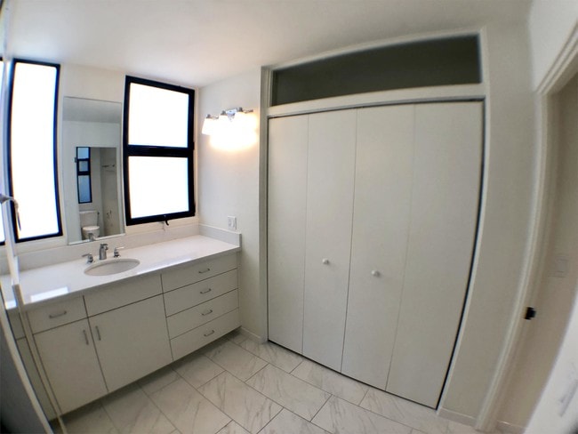 Building Photo - 328 Glenneyre St