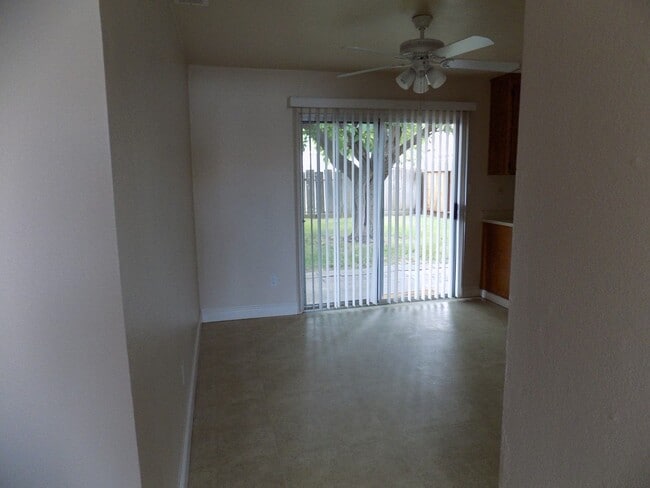 Building Photo - Single story, 3 bed 1.5 bath home.