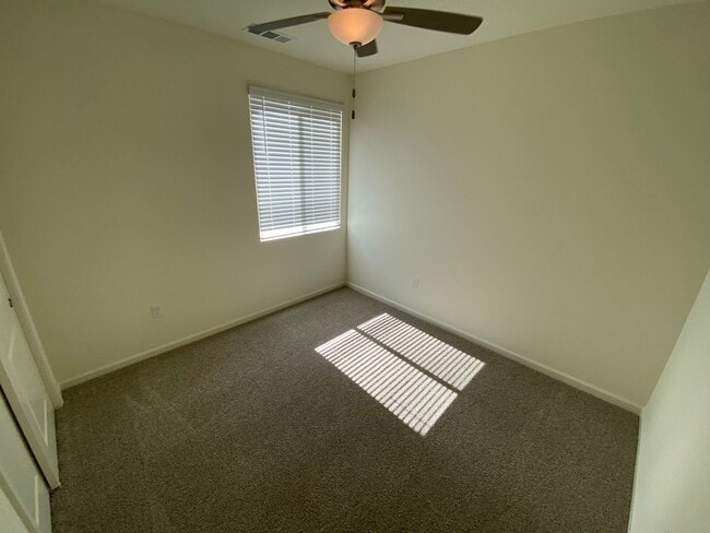Building Photo - Gorgeous NEWER home between Tulare and Vis...