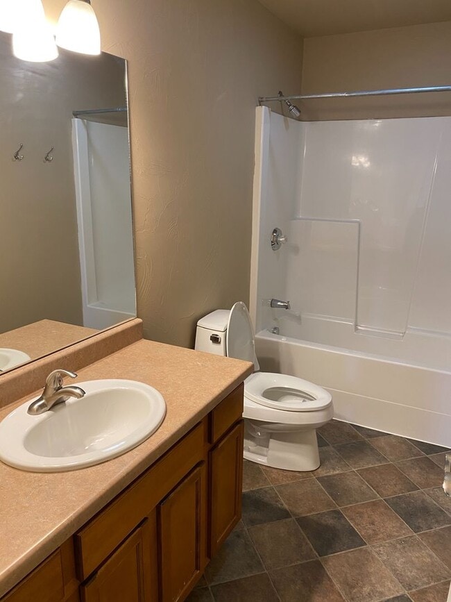 Building Photo - 5 Bedroom 2 Bath Single Family Home in Bozeman!