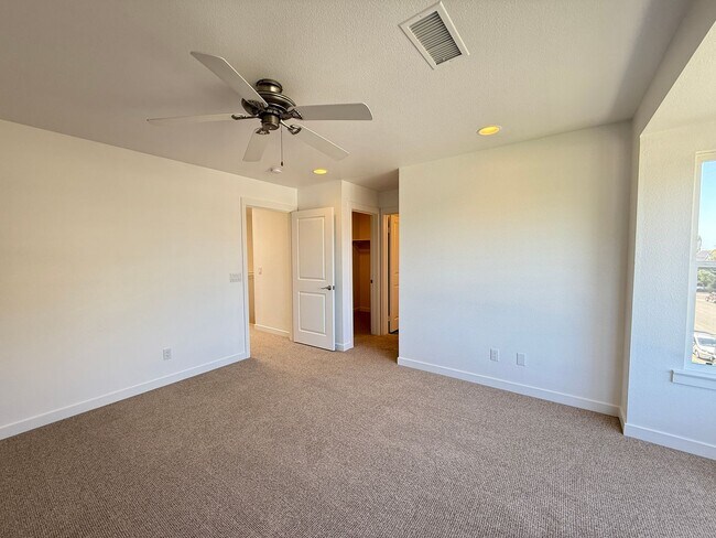 Building Photo - Beautiful 3BD/3.5BA Rowhome in Bankers Hil...