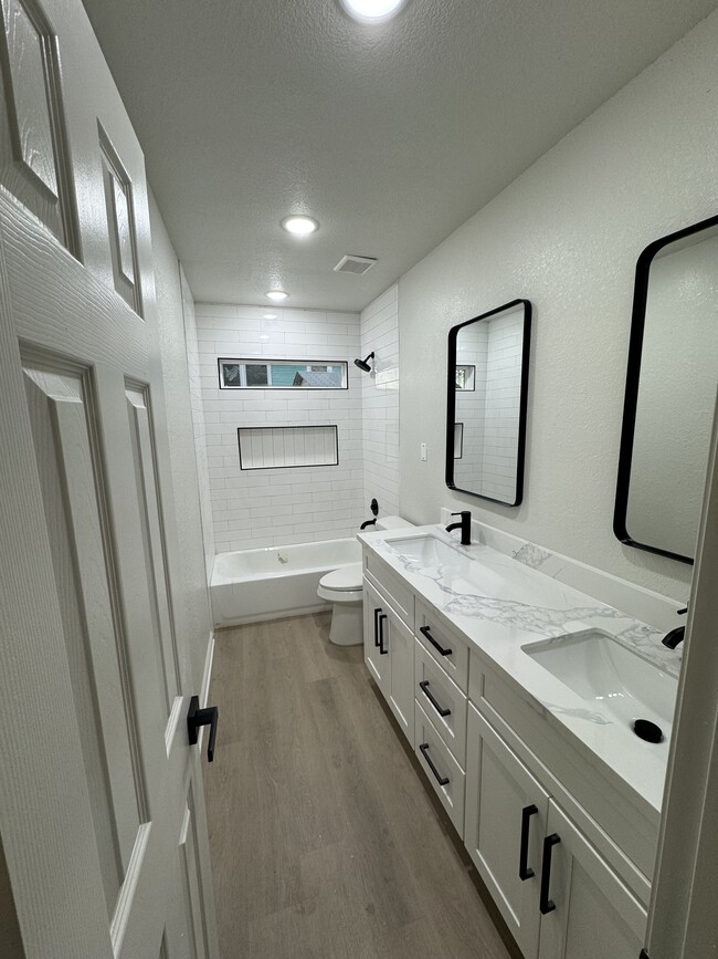 Main bathroom - 4928 Avenue R 1/2