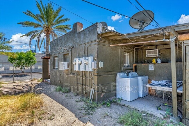 Building Photo - 2034 S 5th Ave