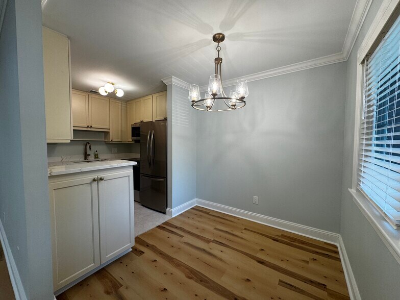 Building Photo - 753 Ashdale Dr