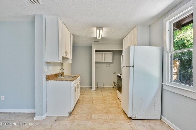 Building Photo - 1011 Glencarin St