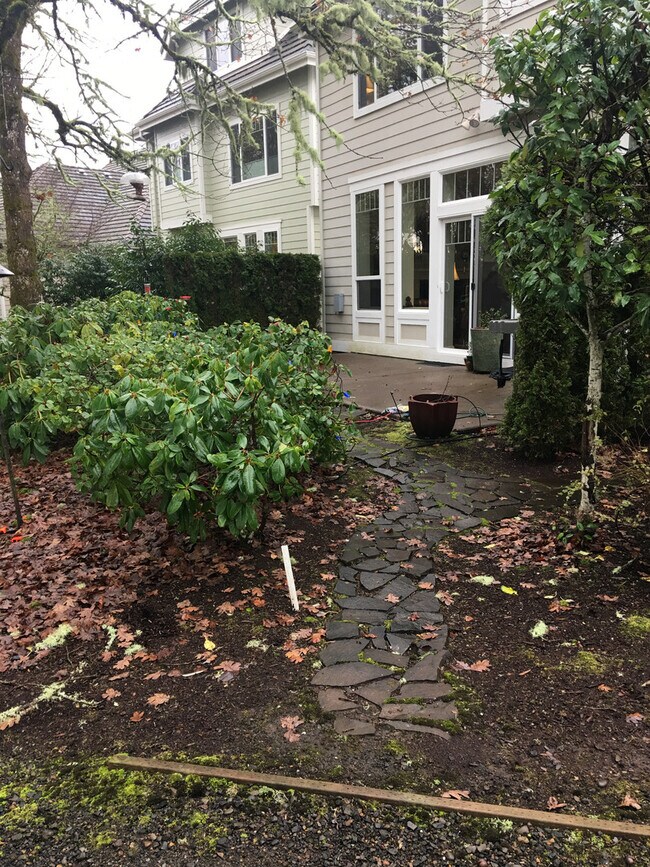 Building Photo - Beautiful 3 bedroom 2.5 Bath in North Corv...